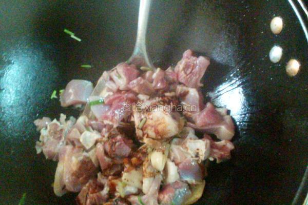 蘑菇炖腊鸡腿的做法图解6