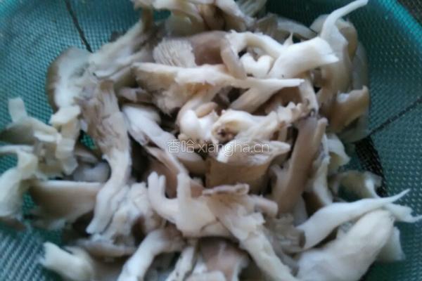 蘑菇炒肉的做法图解2