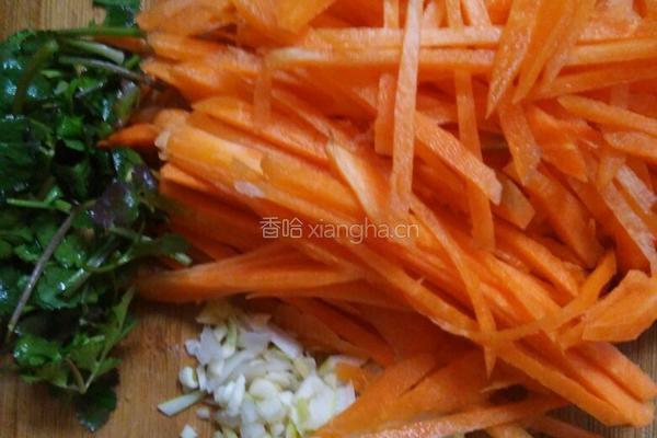 红萝卜炒木耳的做法图解2