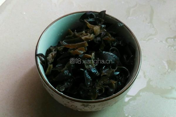 西芹云耳炒肉丝的做法图解2