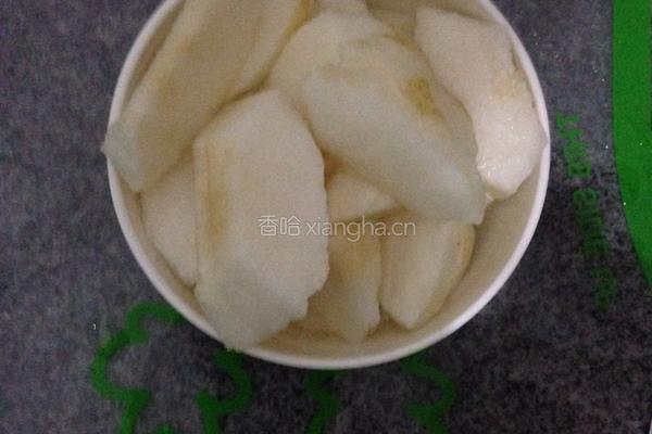 桃胶枸杞雪梨的做法图解1