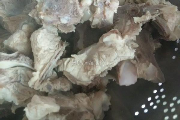 排骨汤锅的做法图解1