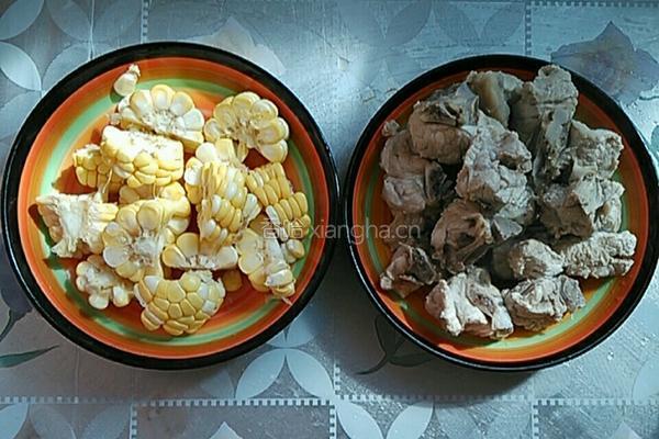 茶树菇玉米龙骨汤的做法图解3