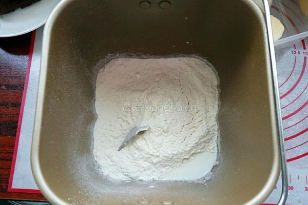 豆沙卷花朵面包的做法图解3