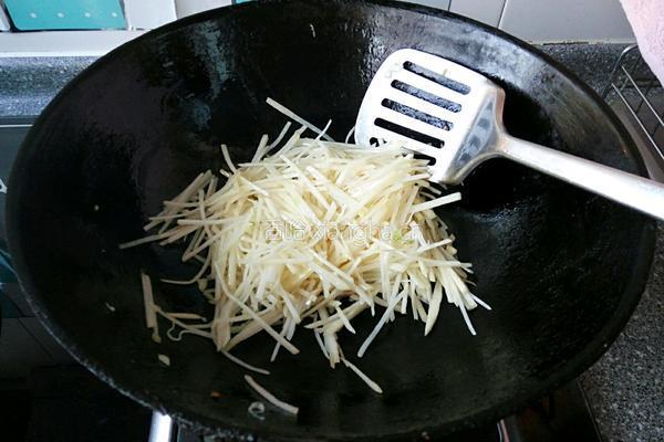 糖醋土豆丝的做法图解5