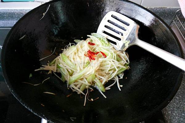 糖醋土豆丝的做法图解7