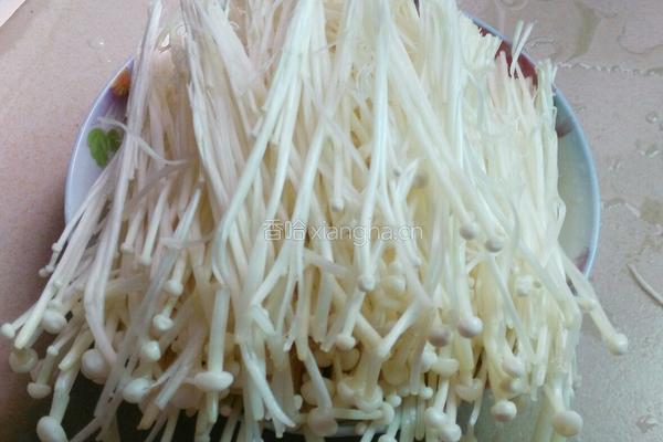辣椒葱油淋金针菇的做法图解1