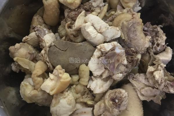 鸡骨架炖土豆的做法图解1