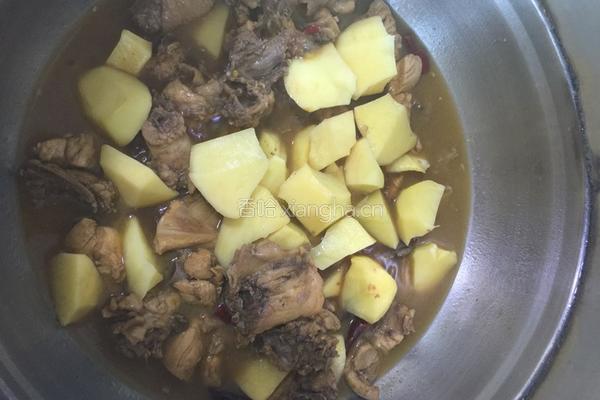 鸡骨架炖土豆的做法图解8