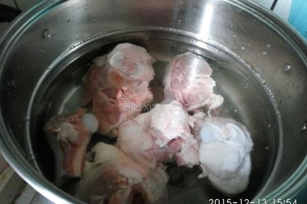 白萝卜棒骨煲的做法图解1