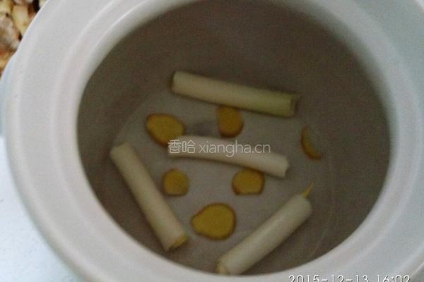 白萝卜棒骨煲的做法图解2
