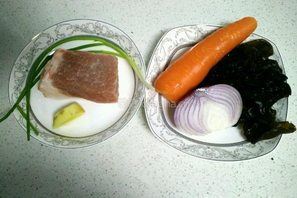 胡萝卜鲜肉饺子的做法图解1