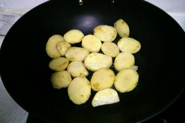 土豆烧鸡翅的做法图解5