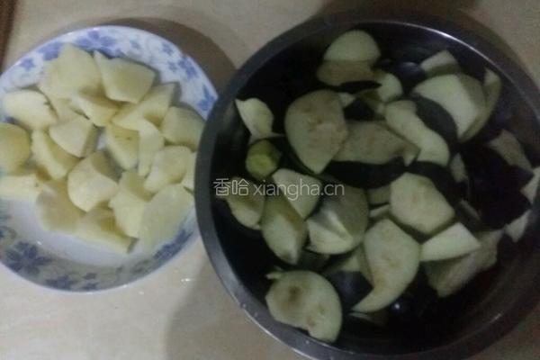 东北版土豆炖茄子的做法图解2