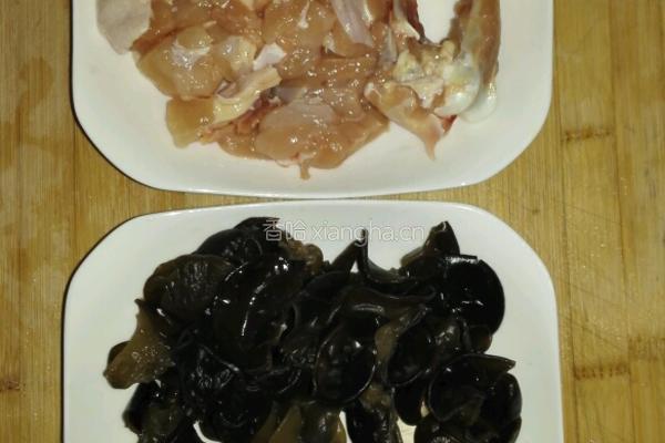 香菇木耳蒸鸡的做法图解2