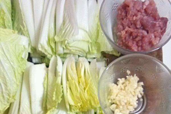 蒜蓉肉汁灼白菜的做法图解1