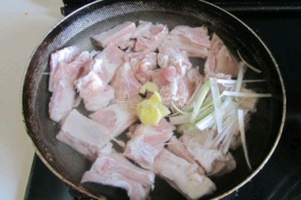 红烧排骨莲藕的做法图解1