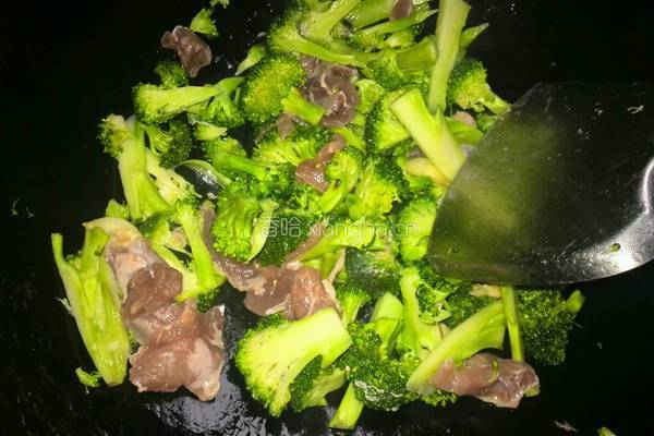 西兰花炒肉片的做法图解4