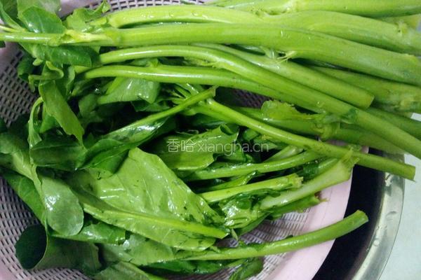 腊肉炒芥兰的做法图解2