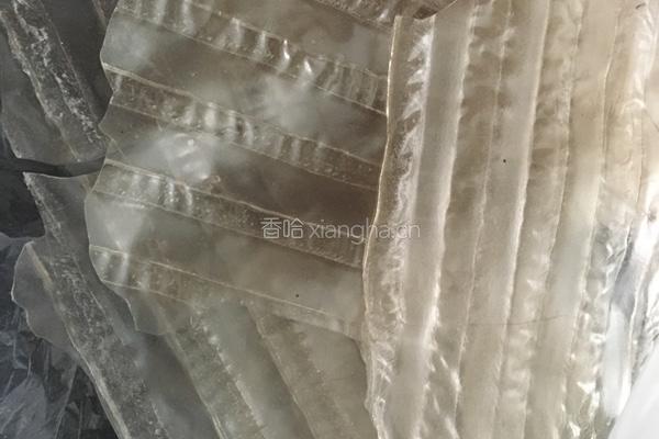 青椒木耳炒粉皮的做法图解1