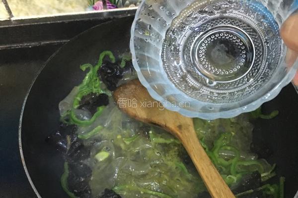 青椒木耳炒粉皮的做法图解8