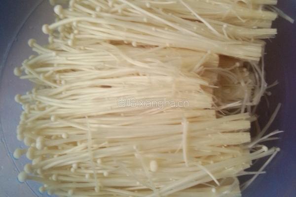 金针菇肉汤的做法图解1