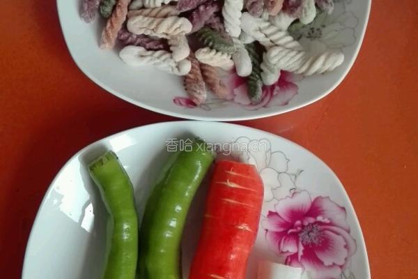 青椒胡萝卜炒彩色虫虫面的做法图解1