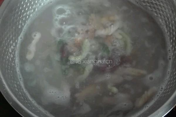青椒胡萝卜炒彩色虫虫面的做法图解5