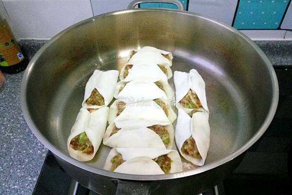 西葫芦锅贴的做法图解10