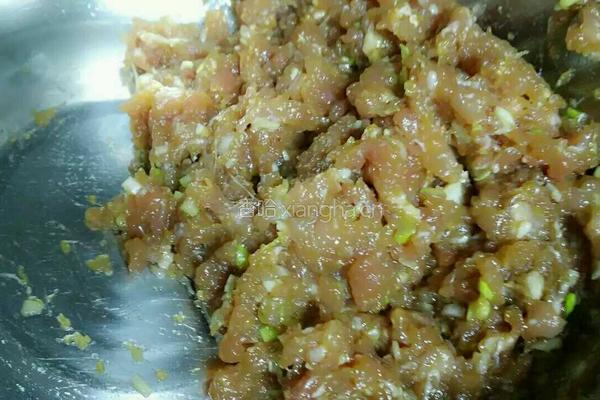 韭菜肉馅烫面蒸饺的做法图解2