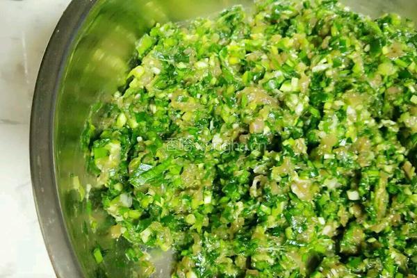 韭菜肉馅烫面蒸饺的做法图解3