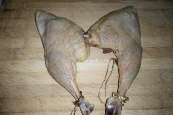青笋胡萝卜炖腊鸭腿的做法图解1
