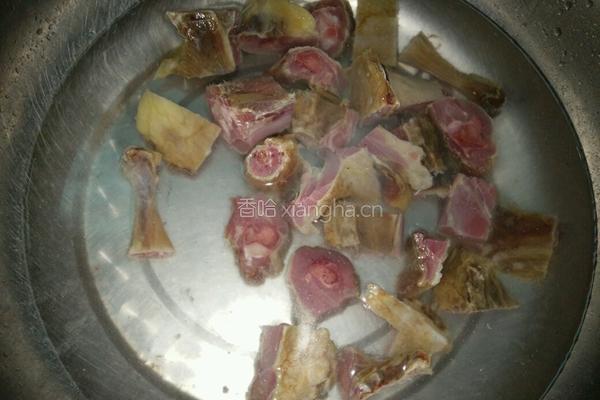 青笋胡萝卜炖腊鸭腿的做法图解2