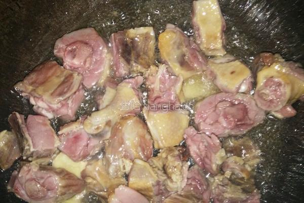 青笋胡萝卜炖腊鸭腿的做法图解5