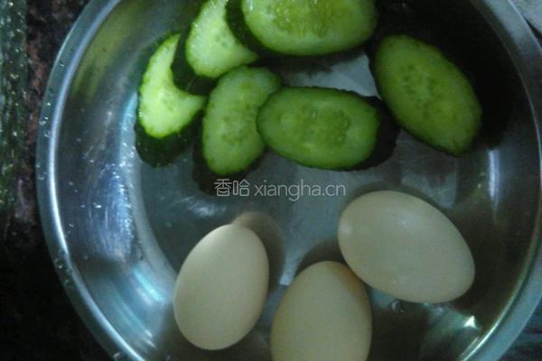 黄瓜鸡蛋饼的做法图解1