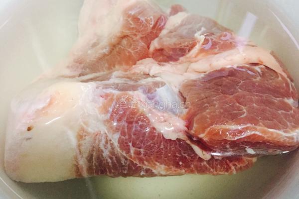红烧肉炖土豆的做法图解1