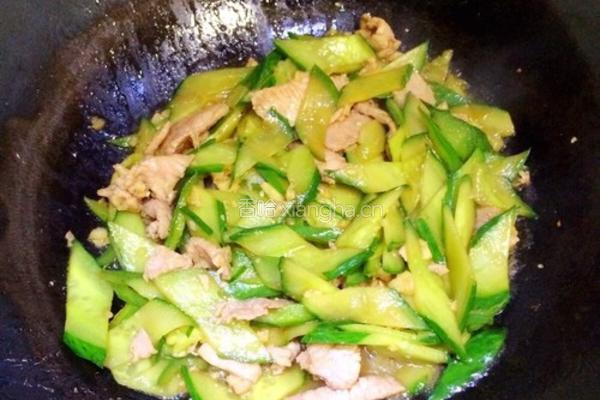 青椒黄瓜炒肉的做法图解9