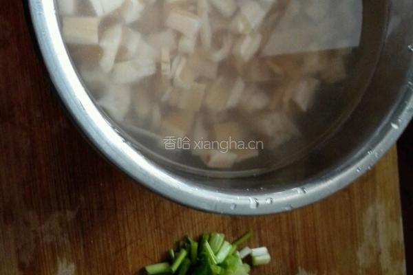酸辣藕丁的做法图解1