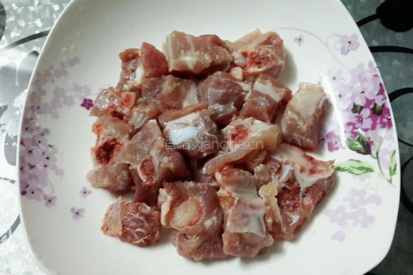 莲藕烧排骨的做法图解1