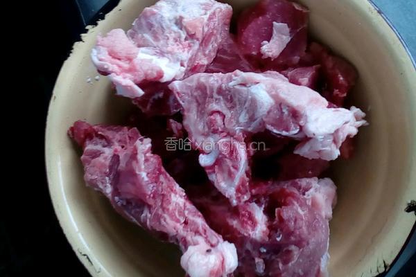 脊骨炖酸菜的做法图解1