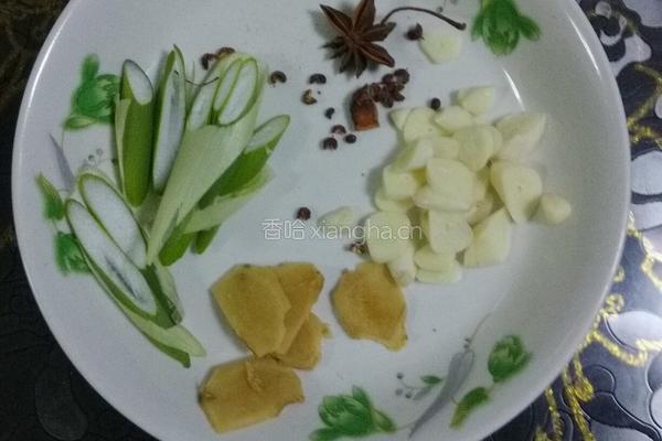 土豆炖鸡骨的做法图解2