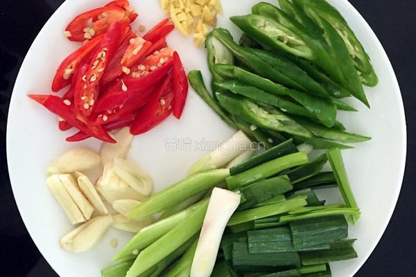 双椒炒鸭珍的做法图解3