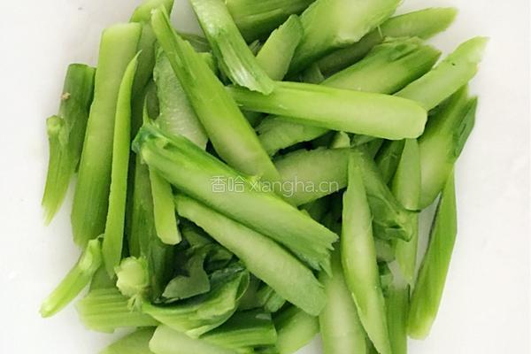 芥兰炒方鱼的做法图解1