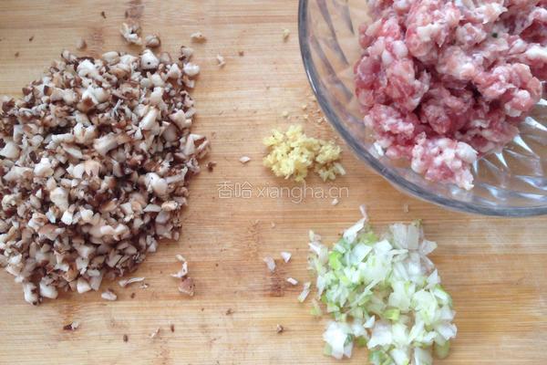 香菇猪肉馄饨的做法图解1