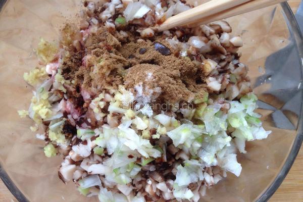 香菇猪肉馄饨的做法图解3
