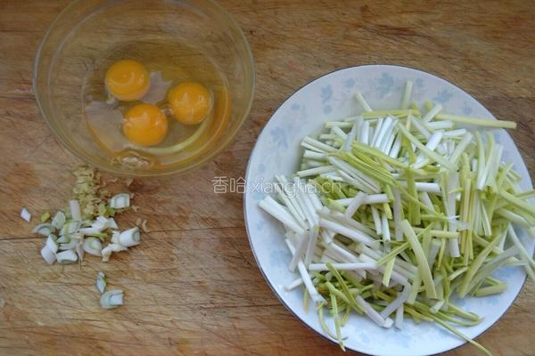 鸡蛋炒蒜黄的做法图解1