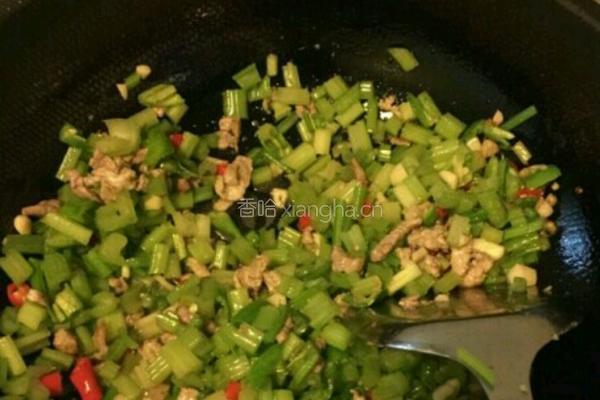 芹菜炒肉的做法图解5