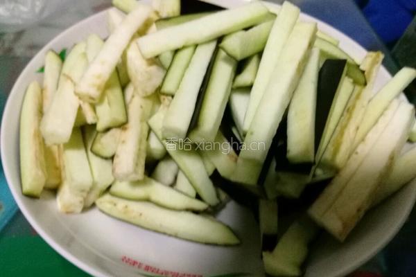肉丁酱香茄子的做法图解1