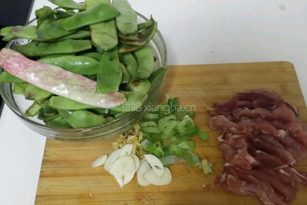 豆角炖肉的做法图解1