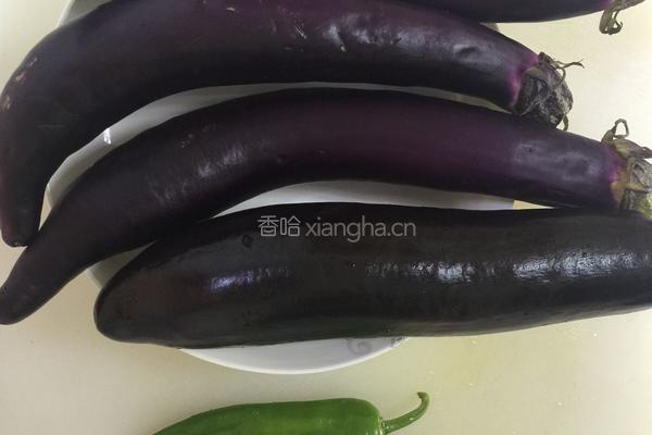 油焖茄子的做法图解1
